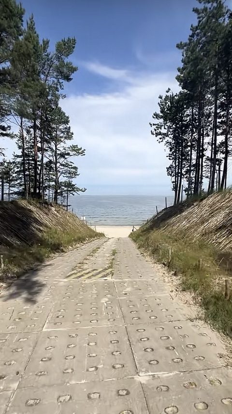 Ścieżka przez wydmy do plaży